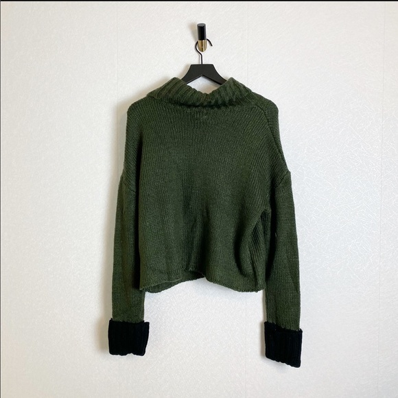 John + Jenn Colorblock Contrast Green and Black Loose Turtleneck Sweater Olive - Picture 4 of 6